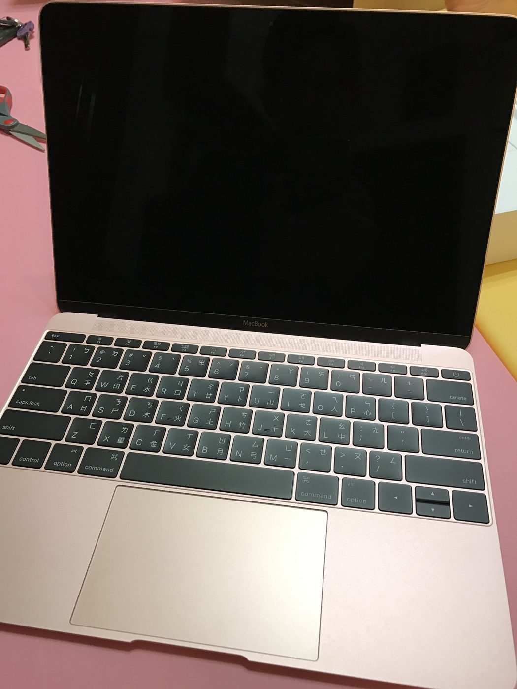 The MacBook opened for the first time, with a Traditional Chinese Zhuyin keyboard